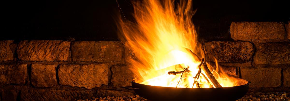 Zu sehen ist das Header Bild zum Beitrag mit dem Thema: Feuerschale im Garten und das Gesetz erklärt